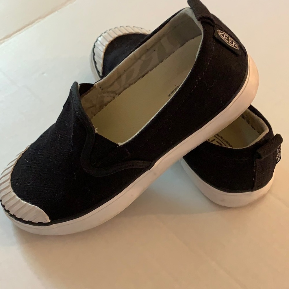 Keen Elsa Slip-on Canvas Sneaker Shoes Gently Worn Black and White Size 6.5